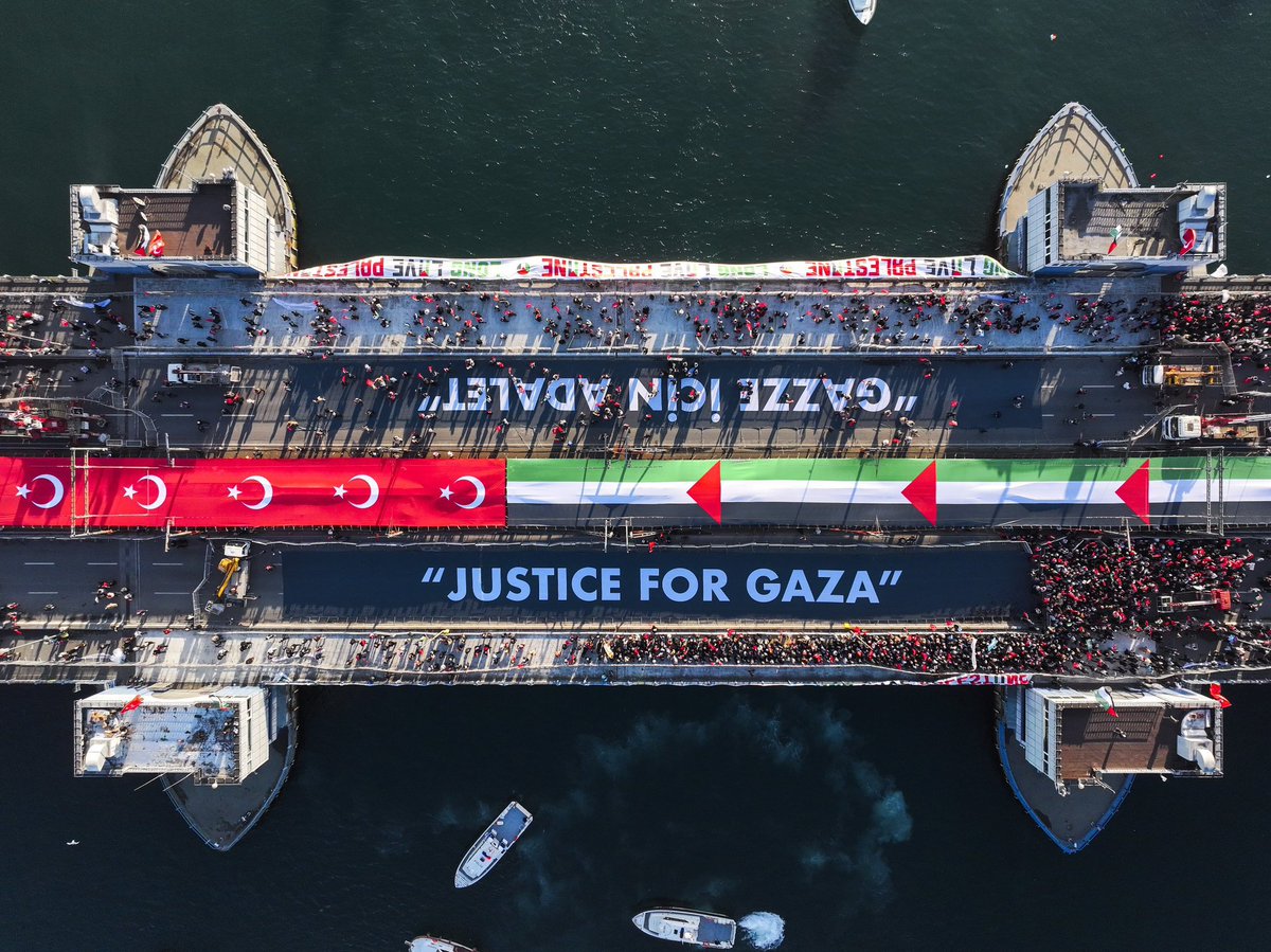 ArnavutkoyBel's tweet image. #Gazze için yeni yılın ilk gününde de Galata Köprüsü'ndeyiz! Sessizlik değil, vicdan konuşacak.
Dayanışmayla, kararlılıkla ve umutla Gazze için adalet demeye devam edeceğiz. 🇹🇷🇵🇸

Sinmiyoruz, susmuyoruz Gazze’yi unutmuyoruz! 🤝

#GazzeÇağrısı
#GazzeyiUnutma
#JusticeForGaza