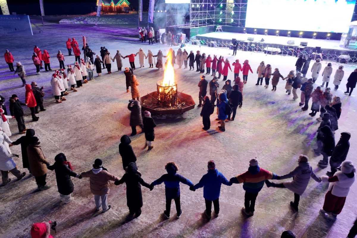 雪舞興安，雄踞「金雞之冠」的大興安嶺銀裝素裹，以「冬季極早、位置極北、氣候極寒、天象極光、冰雪極純」的五極稟賦，厚植極品生態、極北民俗、極致體驗的三極魅力。群山巍峨、界江磅礴、極光璀璨，繪就「祖國冬天開始的地方」夢幻畫卷，邀你邂逅獨一無二的極北浪漫！#大興安嶺冰雪季#中國北極奇觀