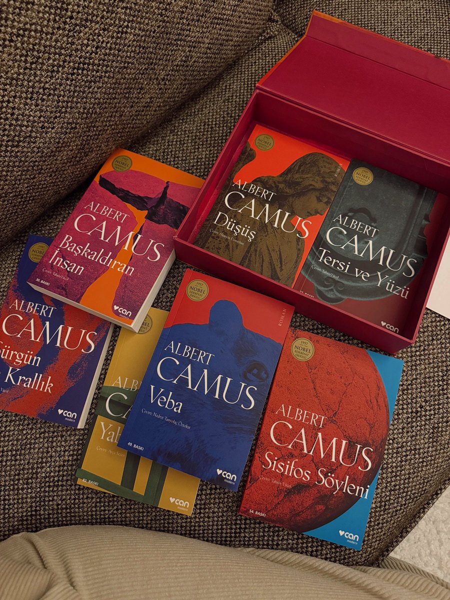 AtasoySahinD's tweet image. Babamın bana yılbaşı hediyesi: bir kutu Albert Camus 🤡 1 Ocak 2026 itibariyle varoluş sancıları ve anlam arayışı başladı…