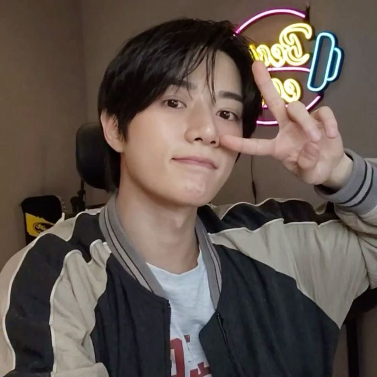 ghostingsoobin's tweet image. i'd like to see more of beomedio in 2026, beomgyu has always wanted to be a radio host and this format combines his passion for music with his hosting skills and also the first time txt reunited after the break last year was in a special episode of beomedio...i miss it a lot