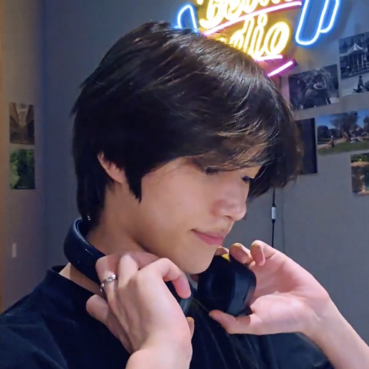 ghostingsoobin's tweet image. i'd like to see more of beomedio in 2026, beomgyu has always wanted to be a radio host and this format combines his passion for music with his hosting skills and also the first time txt reunited after the break last year was in a special episode of beomedio...i miss it a lot