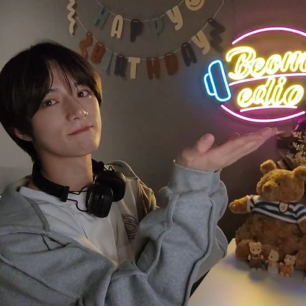 ghostingsoobin's tweet image. i'd like to see more of beomedio in 2026, beomgyu has always wanted to be a radio host and this format combines his passion for music with his hosting skills and also the first time txt reunited after the break last year was in a special episode of beomedio...i miss it a lot