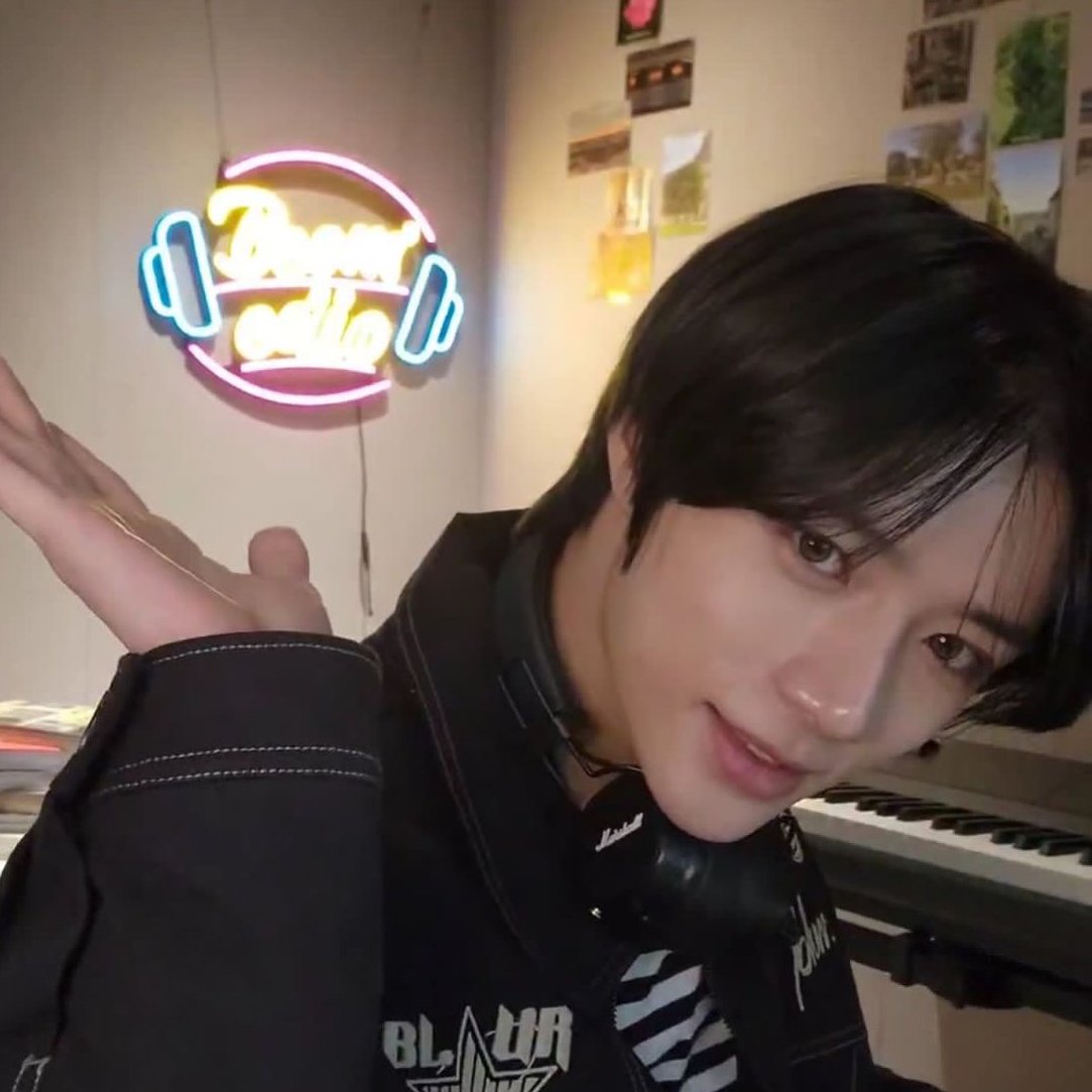 ghostingsoobin's tweet image. i'd like to see more of beomedio in 2026, beomgyu has always wanted to be a radio host and this format combines his passion for music with his hosting skills and also the first time txt reunited after the break last year was in a special episode of beomedio...i miss it a lot