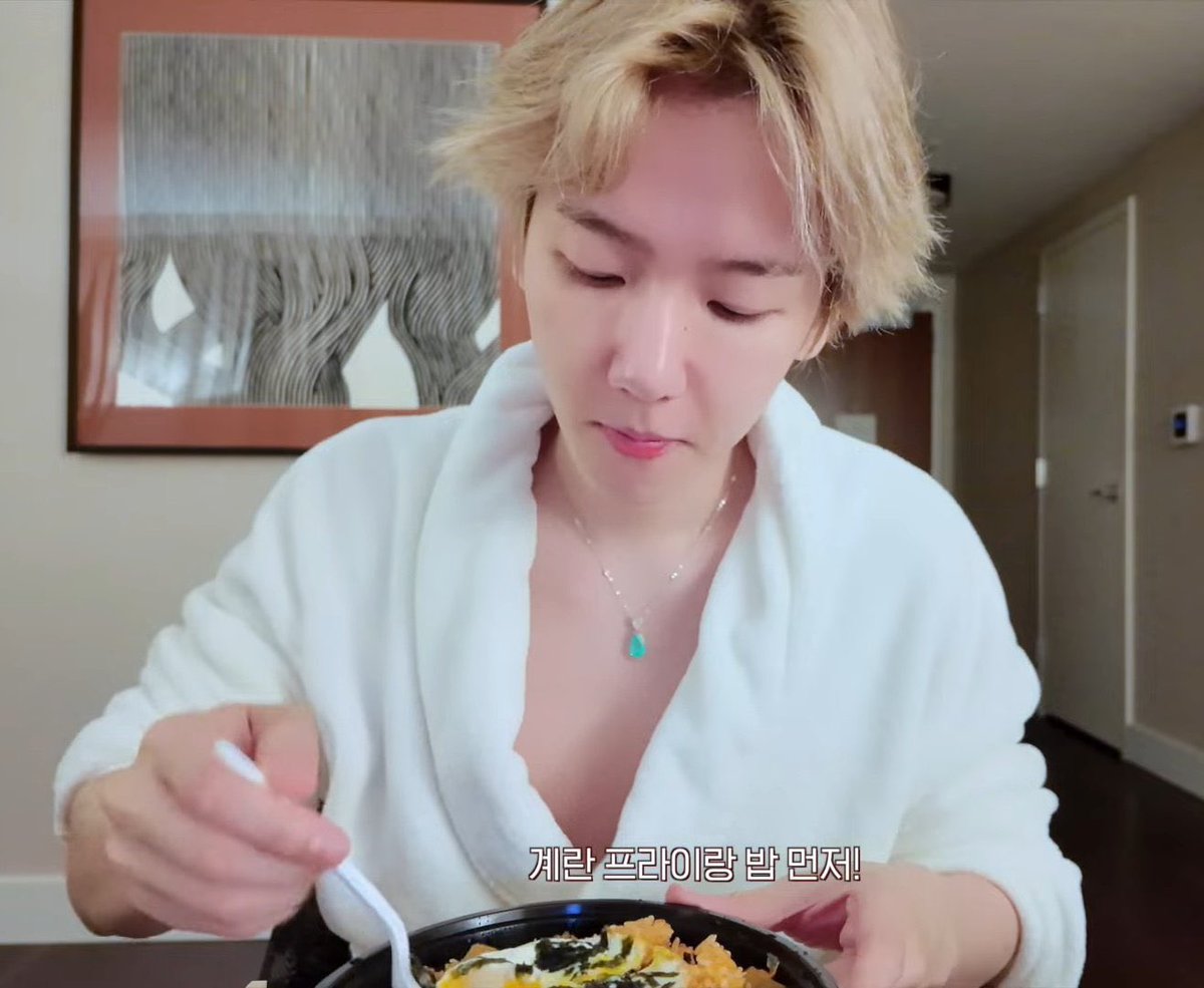 kyoongyeolie's tweet image. “Cece udah janji mau dateng loh Pih, masa cancel tbtb,”

“Apa sih Ce, Papi lg makan ini. Km jg janji2 bknnya liat agenda dlu, kan ada di grup. Punya HP bagus buat buka chat aja susah bgt.”

“Aku izin Daddy aja,”

“Daddy baru balik visit pabrik sm ngecek toko. Ga usah digangguin.”