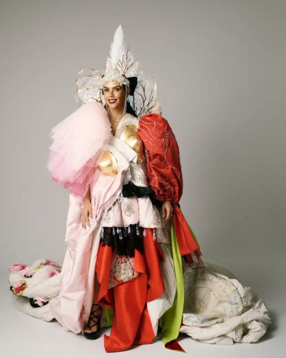 La papelera de la sala de estudios de la Escuela de Arquitectura a las 4 de la mañana el día de entrega de maquetas.