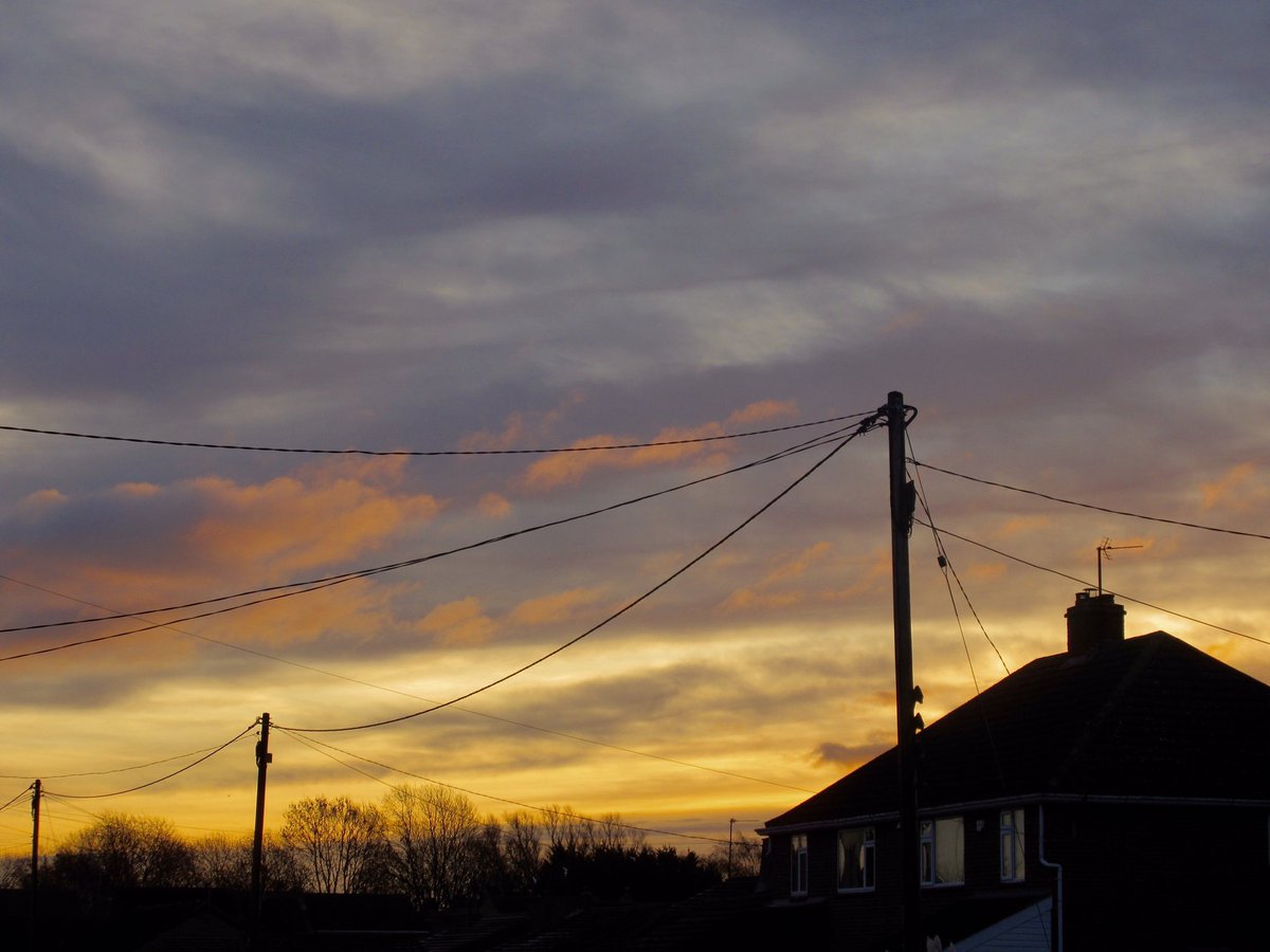 Sunrise New Year’s Day, at Waterbeach, temperature 2°c…<a href="/StormHour/">#StormHour</a>
