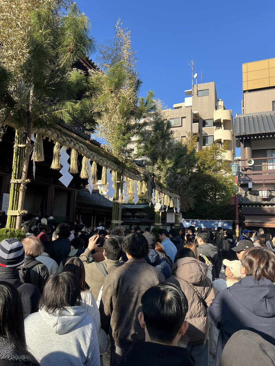 walltudeibee's tweet photo. 新年明けましておめでとうございます🎍
本年度もよろしくお願いしますと共に皆様が健やかに過ごせます様に願っております。
私事ですが 初めて川崎大師に初詣に行って参りました！凄い活気と多数の出店に圧倒された日になりました✨ https://t.co/yDec0l6aAh