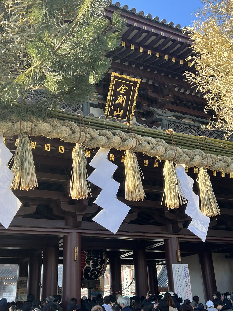 walltudeibee's tweet photo. 新年明けましておめでとうございます🎍
本年度もよろしくお願いしますと共に皆様が健やかに過ごせます様に願っております。
私事ですが 初めて川崎大師に初詣に行って参りました！凄い活気と多数の出店に圧倒された日になりました✨ https://t.co/yDec0l6aAh