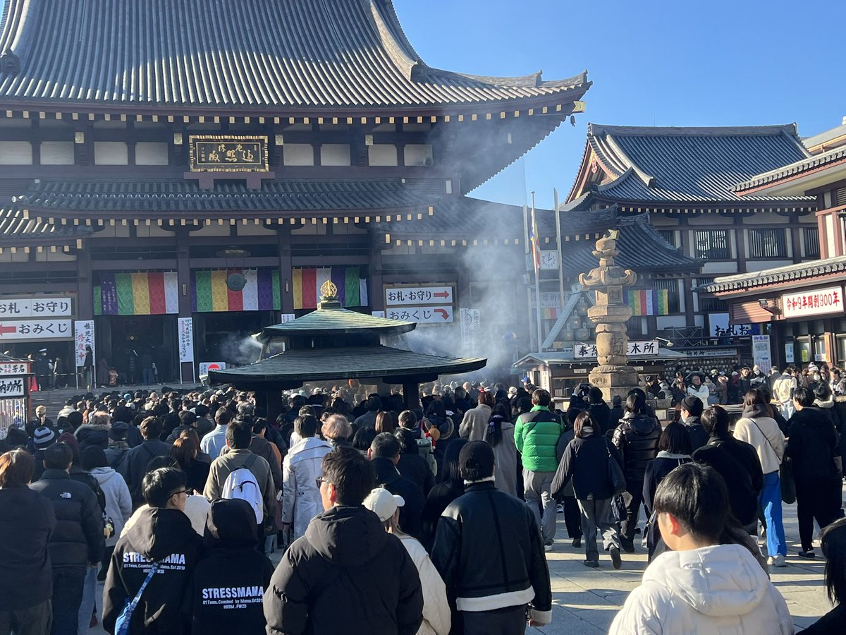 walltudeibee's tweet photo. 新年明けましておめでとうございます🎍
本年度もよろしくお願いしますと共に皆様が健やかに過ごせます様に願っております。
私事ですが 初めて川崎大師に初詣に行って参りました！凄い活気と多数の出店に圧倒された日になりました✨ https://t.co/yDec0l6aAh