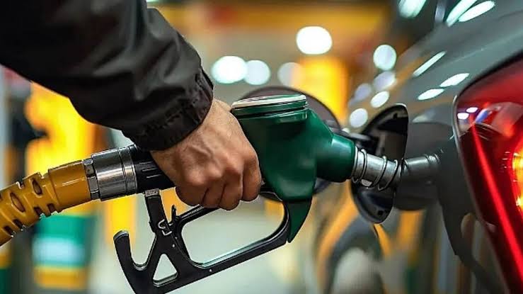 Akaryakıta zam geldi. Benzinin litresi 
 53 TL’yi, motorinin litresi ise 54 TL’yi aştı.
#akaryakıt #zam #fiyat