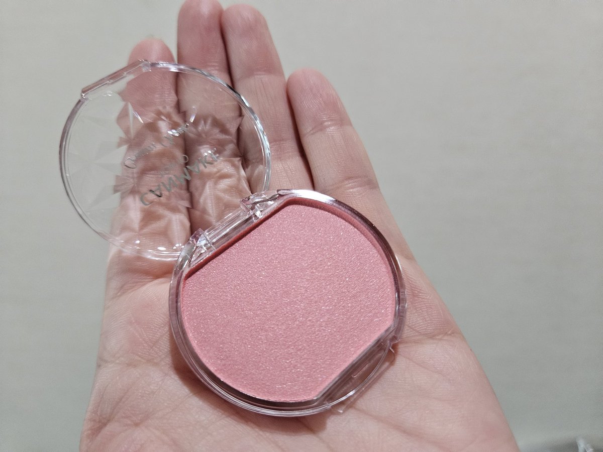 อีกอันๆ พสญป เค้าบอกว่า canmake สี P06 สีเหมือนDior เป็นเนื้อครีมมีชิมเมอร์ ซื้อที่ญป120บาท ลองแตะดูก็วิบวับราคาดีแถมน่ารัก ทาก่อนเดี๋ยวก็สวยเอง