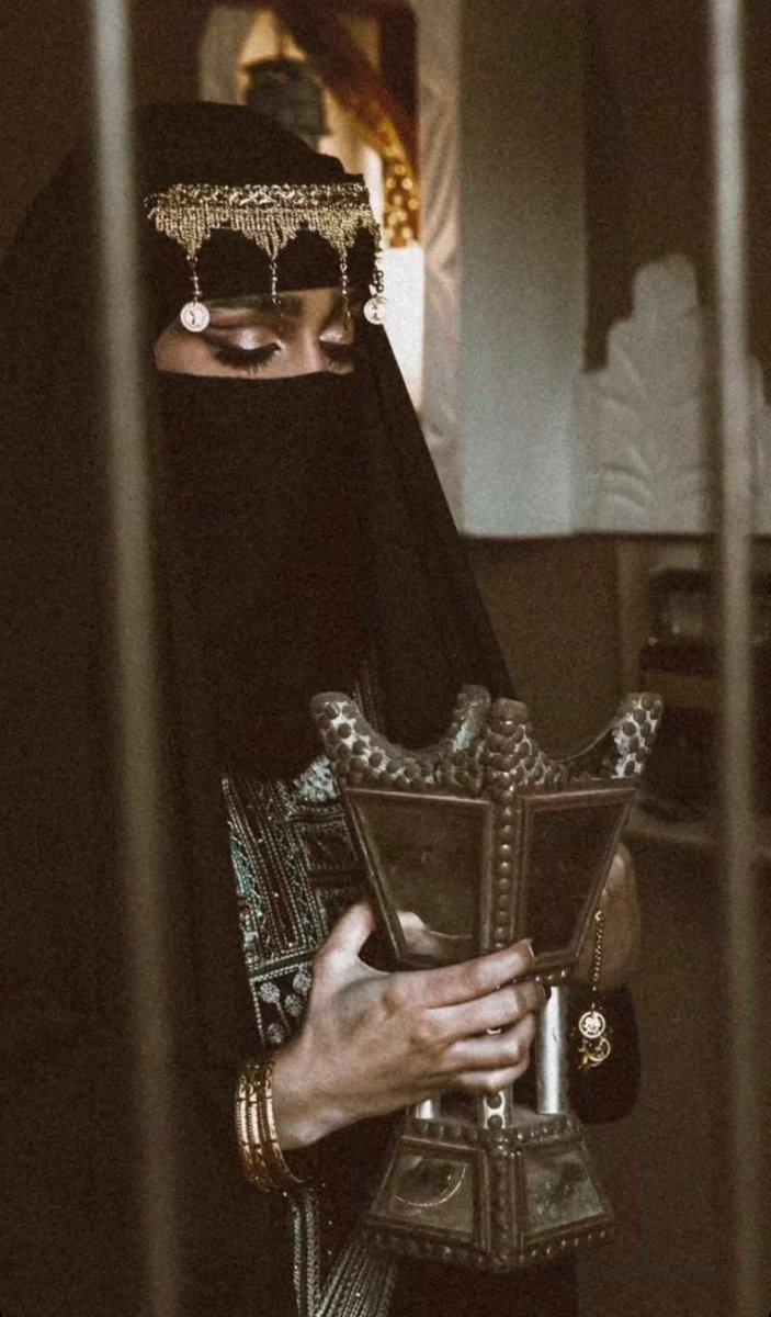 تقول خل القوافي فوق صدري نقوش
لبسني احلى القصايد مثل لبس ذهبي

عطني من اللي يكننّه انظاف الدشوش
يلين ترجف قلوب البيض رجف كعبي

نظراتش احد من حدة عيون الوحوش
ومعنقش . . لا تلفتي . . معنق ظبي 

لبيه يا وجه لامن سلهمت بـ الرموش
وجهه بدويه على شامي على مغربي (:
#الجنتل_السعودي