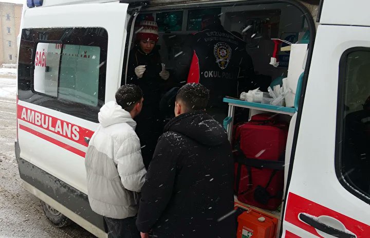 Erzurum’da bir okulun bahçesine giren başıboş köpeğin saldırısına uğrayan 3 öğrenci yaralandı.

Olay öğle saatlerinde Palandöken ilçesinde meydana geldi. Sahipli olduğu düşünülen bir kurt köpeği, lisenin giriş kapısının önünde bekleyen öğrencilere saldırdı. Daha sonra okul