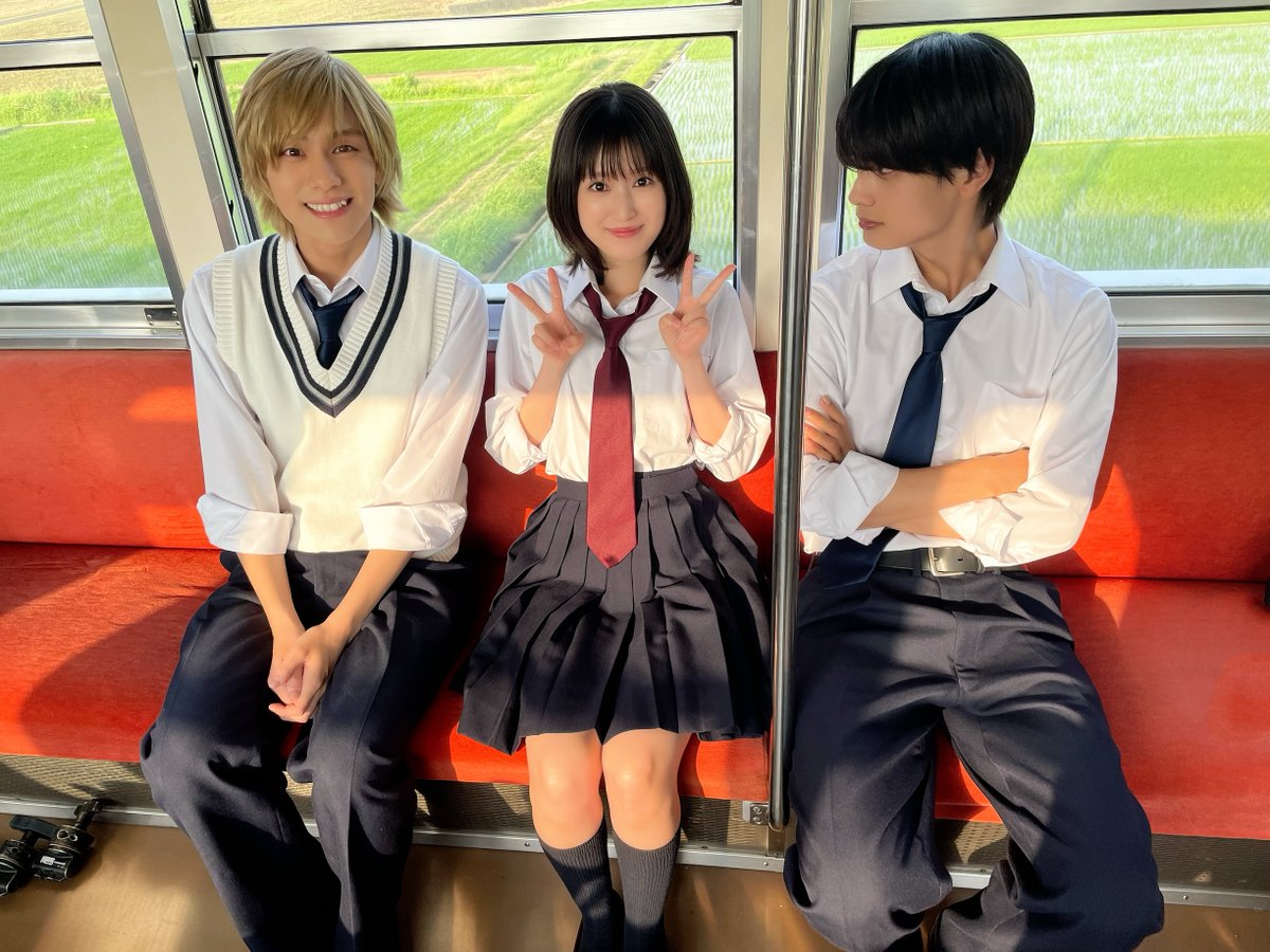 strobe_edge_wow's tweet photo. 🌈#ストロボ・エッジ  Season１🎍

新年のはじまり１発目のお写真は...📸
仁菜子（#福本莉子）、蓮（#高橋恭平）、
安堂（#山下幸輝）の電車でのオフショ🚃🫧

３人で仲良く並んで座る姿が
とっても可愛くてほっこり☺️🫶

よし❗️
みんなで Season１〈全６話〉をイッキ見して
”アオハル” 満載な１年のスタートを切ろ😉✨

📍WOWOWオンデマンド 
 　Season１最終話までの〈全６話〉配信中✅
🔗https://t.co/GwC23h24d9

@r_fukumoto_toho  #なにわ男子 
@qpitdef  @wildblue_ykme  

#咲坂伊緒  #WOWOW