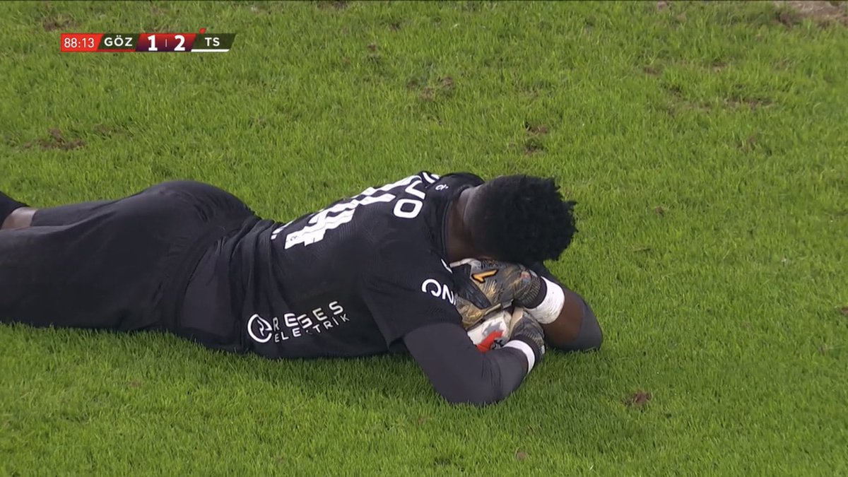 saat 12 halen daha şöyleyiz yatakta