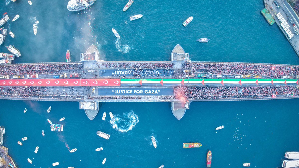 OmerBugday_99's tweet photo. Sinmiyoruz, Susmuyoruz, Filistin'i Unutmuyoruz!

📍Galata Köprüsü, #İstanbul 🇹🇷

 #JusticeForGaza

#GazzeyiUnutma https://t.co/6Bh7t1qWff