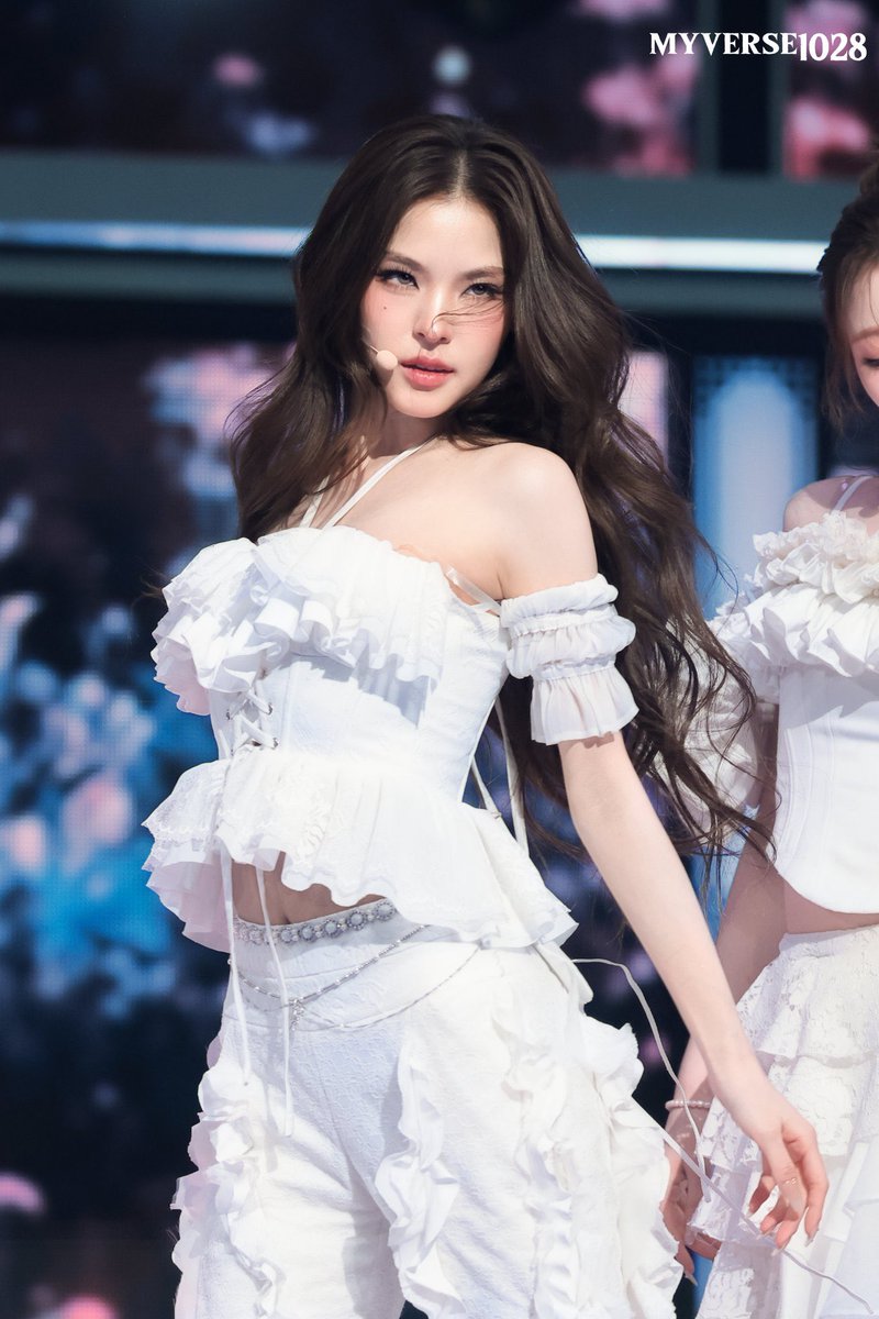 justmymai's tweet image. 🐚🪞🦢🤍🪽                  ⛓️🖇️🍷🥀🖤