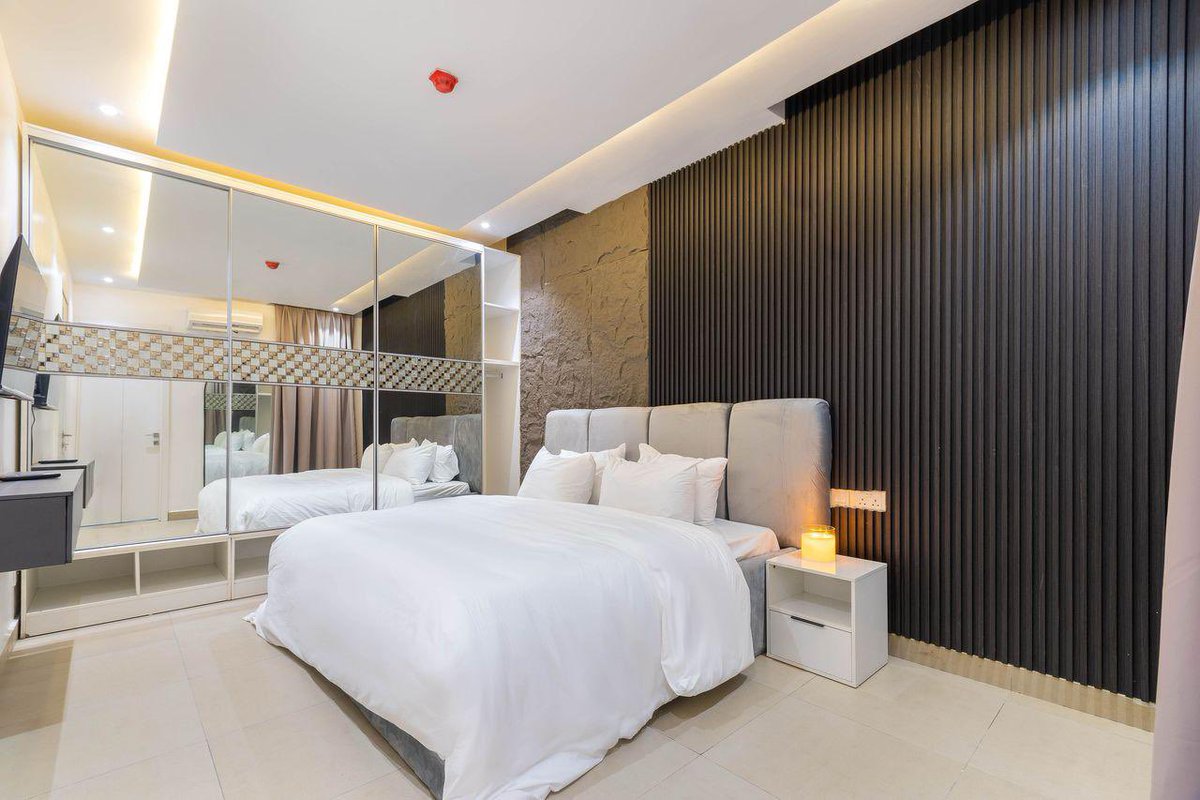 Greathomes247's tweet photo. Book this cozy and cute 🥰 2 bedroom apartment {3rd floor}
*With a pool facing the *sea 🌊
*PS5.
*Cinema ( general )
Location: 7 Admiralty road, Lekki phase 1
Please send in your booking
#ShortletinLagos #ShortletinNigeria #ShortletinLekki #ShortletApartment https://t.co/sPMBzU2KWc