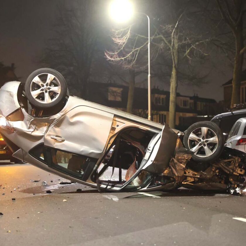 Auto over de kop op de Dr. Willem Dreesweg