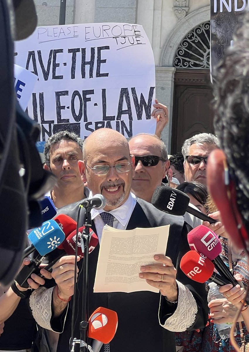 JudgeTheZipper's tweet image. Aquí para servirles, Fernando Portillo, en la jurisdicción contencioso-administrativa de Melilla. Espero que, a pesar de todos los vaivenes, propios y ajenos, sigamos viéndonos por esta red social durante mucho tiempo. Besos, abrazos y patadas en las espinillas.