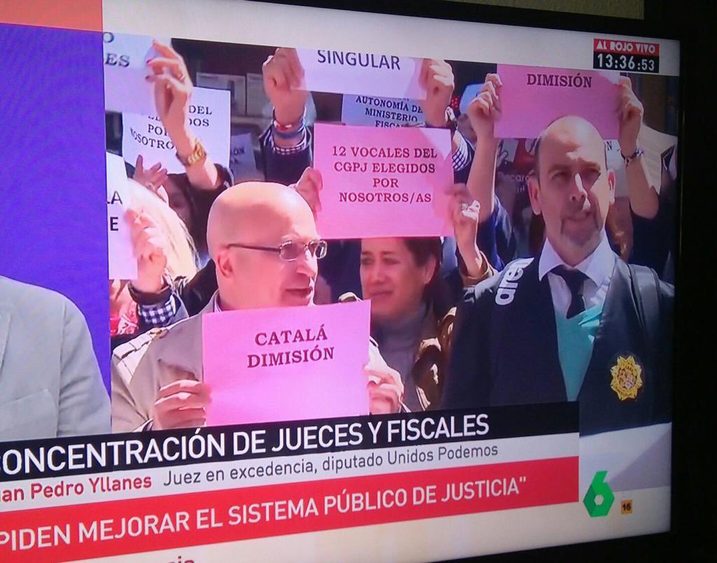 JudgeTheZipper's tweet image. Aquí para servirles, Fernando Portillo, en la jurisdicción contencioso-administrativa de Melilla. Espero que, a pesar de todos los vaivenes, propios y ajenos, sigamos viéndonos por esta red social durante mucho tiempo. Besos, abrazos y patadas en las espinillas.