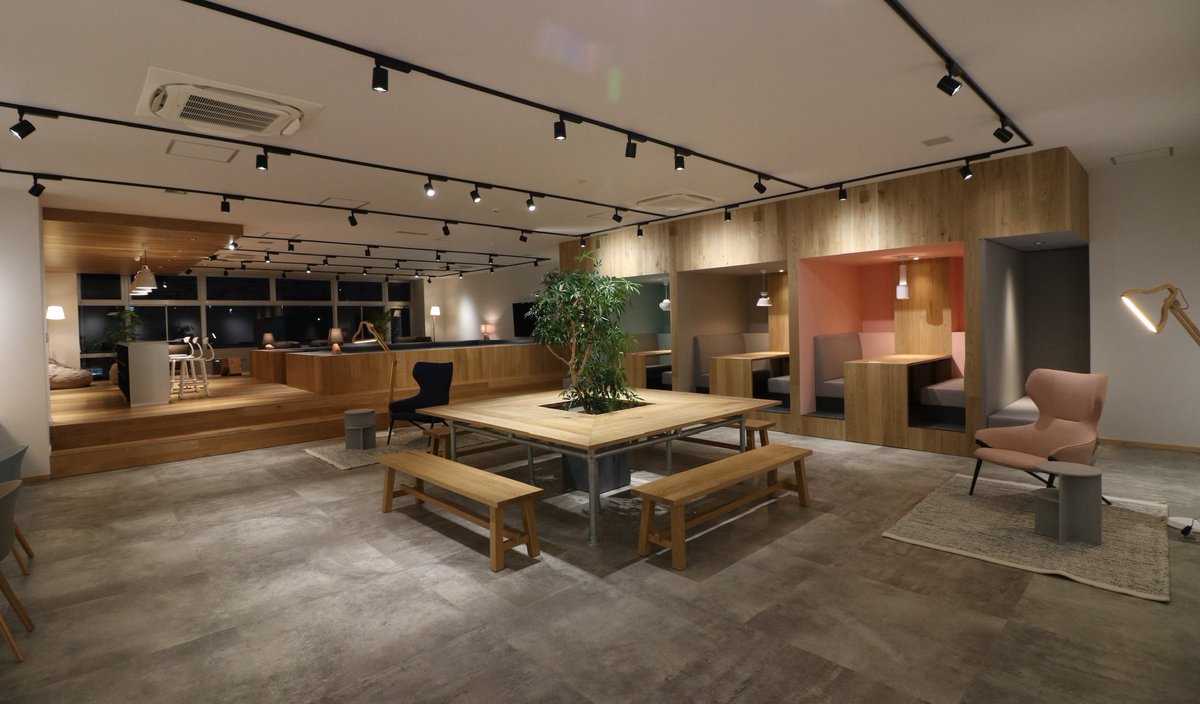 GatheringDesign's tweet photo. 【空間デザインを通して、心が動く瞬間と文化をつくる】

飲食店・リノベ・商業施設・オフィスなど、
全国で空間設計と現場伴走をしています。

「図面と現場のズレ」
「ブランドの世界観をどう空間にするか」
「初出店の不安」
「収支が読めない」

そんな悩みに向き合い、
職人と一緒に汗をかきながら現場で解決するデザイナーです。

⸻

図面 × 現場 × ブランディング × 3DCG × 経営視点
この5軸をベースに、売上につながる空間を設計しています。

⸻

拠点：関東・北海道／全国対応可
現場の気づき、思考整理、習慣化の工夫などを発信します
📩 仕事の相談・DMお気軽にどうぞ！

「かっこいい」より、「心が動く」空間を。
GATHERING Co.,Ltd 

⸻

#インテリアデザイン #空間デザイン #現場のリアル #経営とデザイン
#店舗設計 #リノベーション #施工伴走型デザイナー