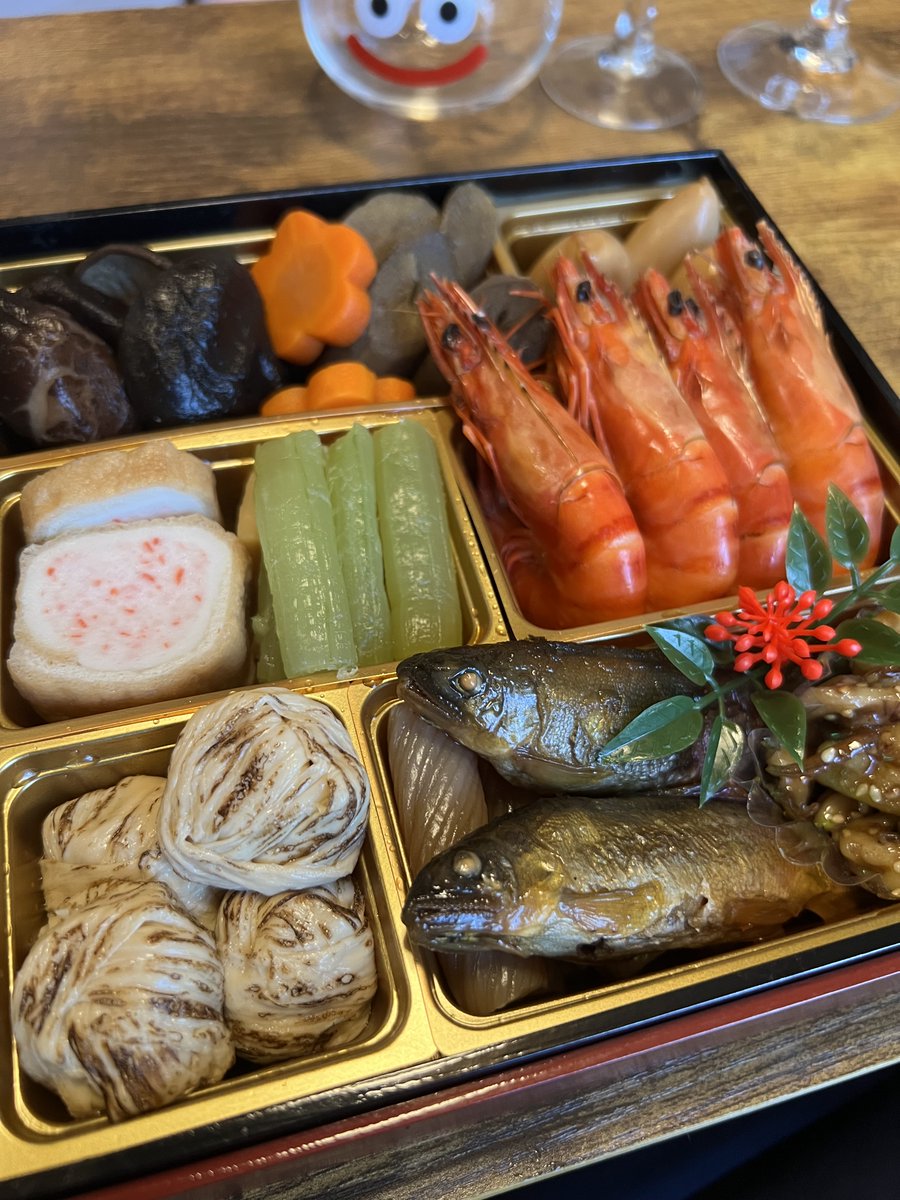 Archange_BRAND's tweet photo. 元旦の食事。加賀屋監修の「おせち」。
毎年、我が家はワタミから取り寄せてます。
(“監修”というだけで、加賀屋で作ってるわけではない→ワタミの関連会社が作ってます)

四段重。これを３日かけて独り占め。
エビは伊勢海老ではなく「ロブスター」。これは３日目にエビ汁にして美味しくいただく予定。
正月。自宅で娘🐰と一緒に、ゆっくりのんびり。

あ。あけましておめでとうございます。