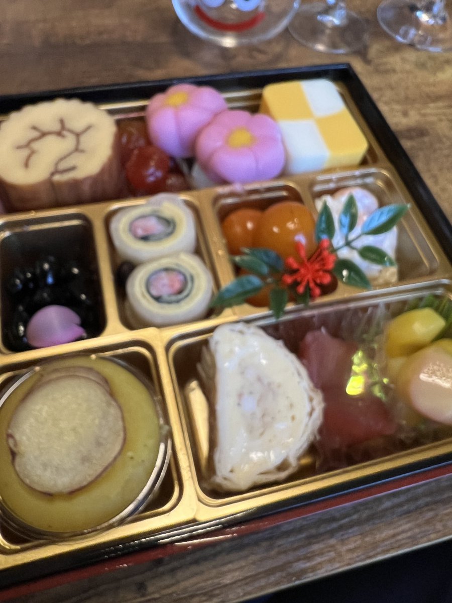 Archange_BRAND's tweet photo. 元旦の食事。加賀屋監修の「おせち」。
毎年、我が家はワタミから取り寄せてます。
(“監修”というだけで、加賀屋で作ってるわけではない→ワタミの関連会社が作ってます)

四段重。これを３日かけて独り占め。
エビは伊勢海老ではなく「ロブスター」。これは３日目にエビ汁にして美味しくいただく予定。
正月。自宅で娘🐰と一緒に、ゆっくりのんびり。

あ。あけましておめでとうございます。