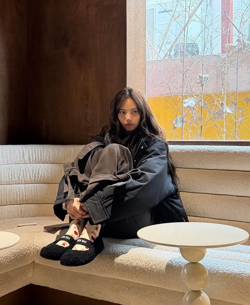 BarbieLisa27's tweet photo. how i met her (2018)                    still with her (2026) https://t.co/r9TDiQCer5