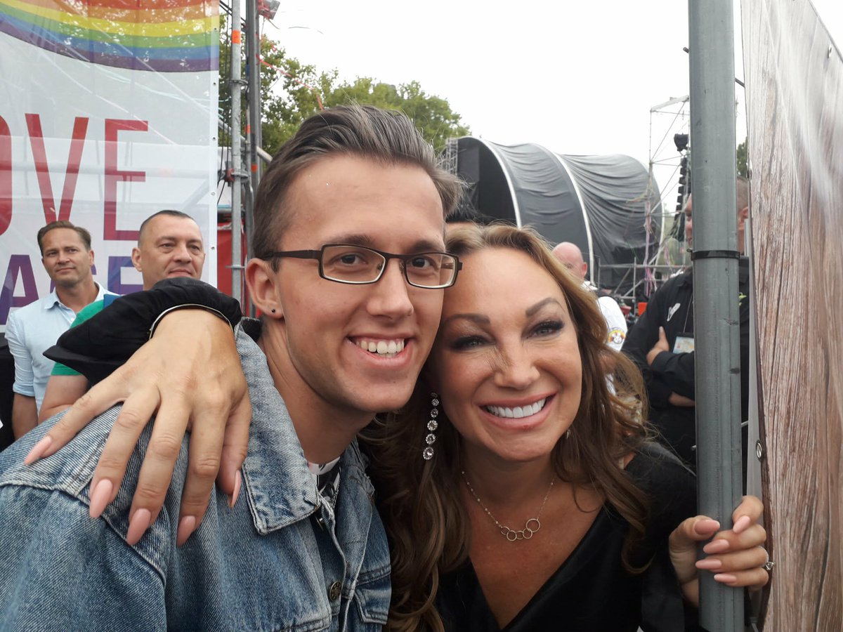 BYourovision's tweet photo. Handtekeningen, foto's met artiesten of elk concert bijwonen hoe hij dat altijd voor elkaar krijgt kom je te weten in de nieuwste aflevering van Because of Yourovision, deze vindt je net zoals Nicky op eurovisie evenementen terug op onze gekende platforms. https://t.co/39dSheAu3t