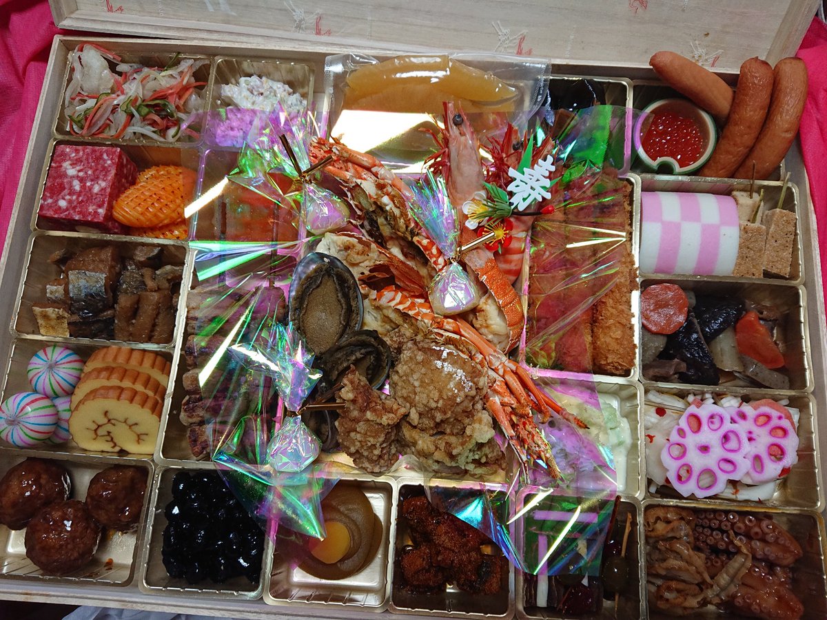 今年のおせち😊あと追加鏡餅も購入。30個で108円はお買い得だった