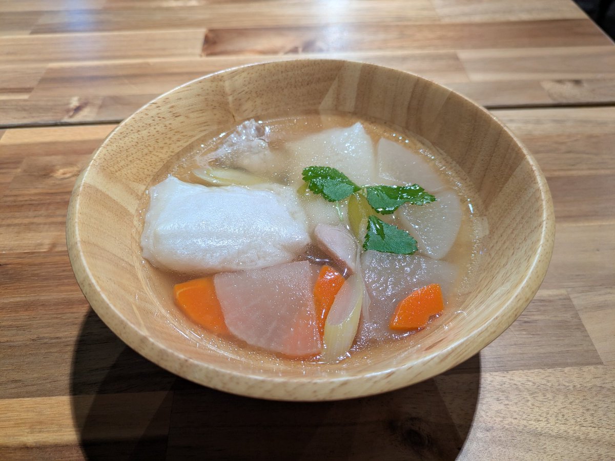 Carolmew's tweet photo. 本日の賄い。

お雑煮をお正月限定で提供中 https://t.co/O7YeeQzg3v