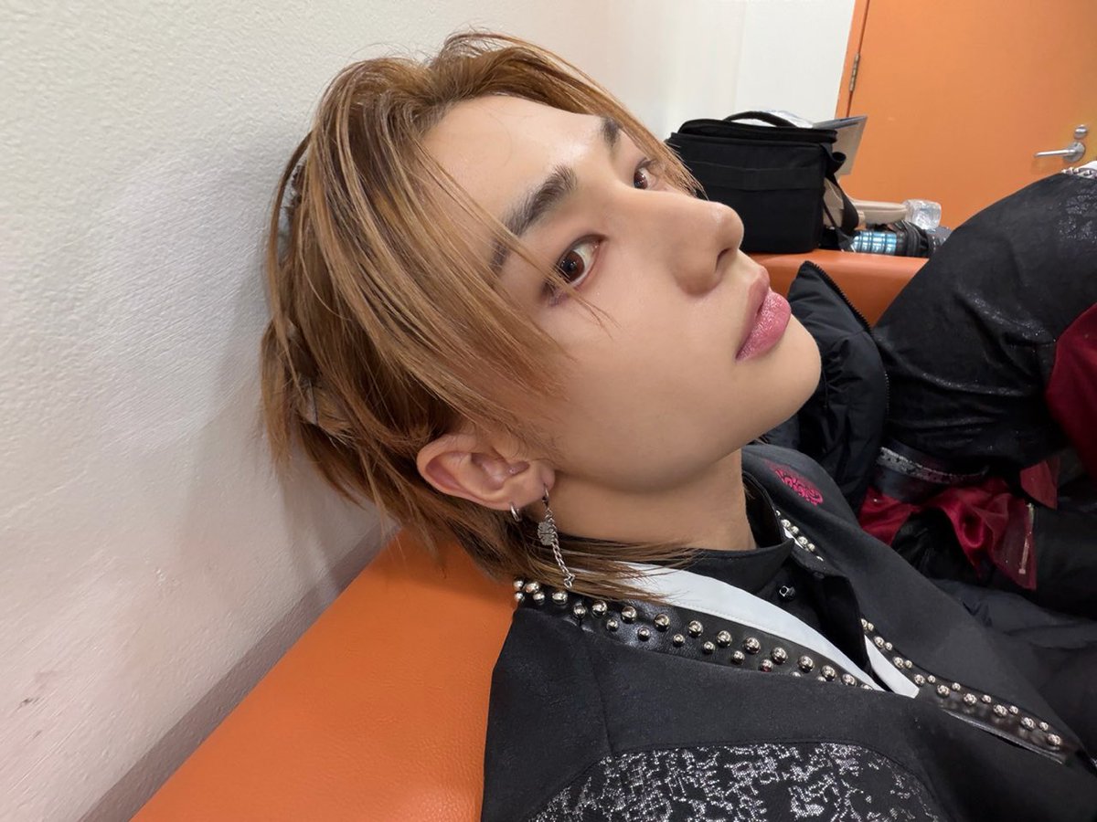 spearhyunnie's tweet image. hyunjin sent pics on 💭 "me yesterday"