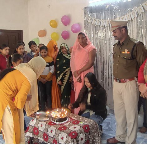 #सीआरपीएफ ग्रुप केंद्र, प्रयागराज की एक हृदयस्पर्शी पहल! 

वीर शहीद रामानंद यादव के पुत्री ख़ुशी यादव का जन्मदिन GC CRPF PRRJ के Asi वशिष्ठ यादव द्वारा  मनाया गया। साथ ही DIG GC PRRJ की ओर से उन्हें ढेरों शुभकामनाएं दी गईं।