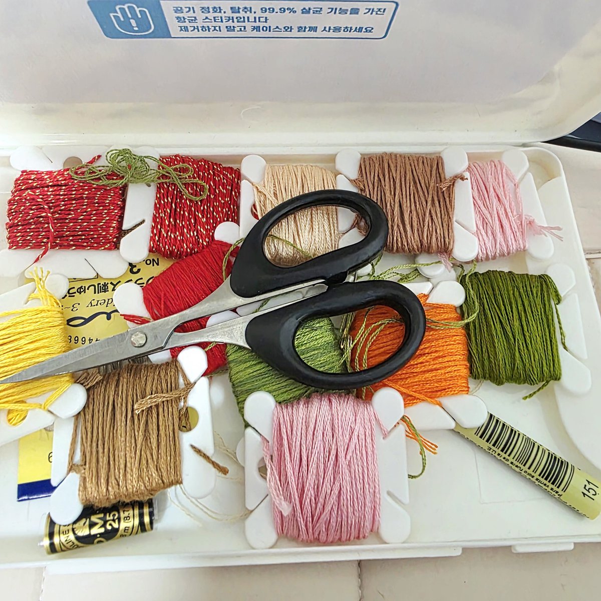 그리고 작년 말 즈음에 자수 취미를 가지게 되었는데 주변에서 다들 셰리엘이 목표냐며 ㅎㅎㅎ 새해 되기 전에 정리한 자수실들...