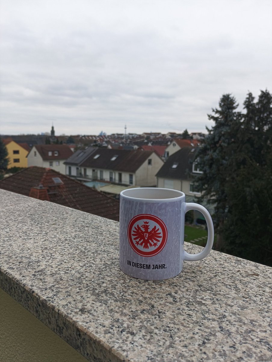 mabagus's tweet image. Für den ersten Kaffee des Jahres kann es nur eine Tasse geben. Prost Neujahr Adler.
#NurDieSGE