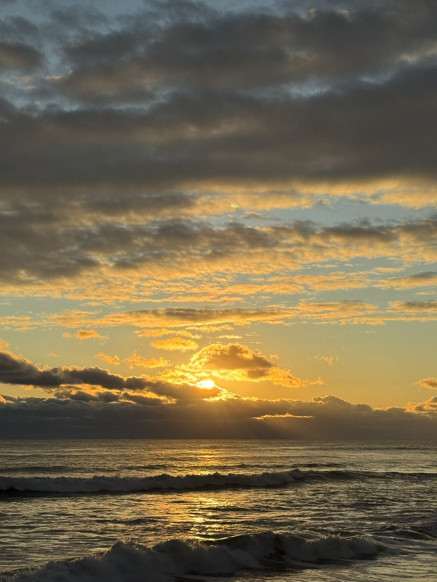 shinjirokoiz's tweet photo. 福島県南相馬市の北泉海岸の初日の出。福島の子どもたちとサーフィンしたあの時間は私の大切な思い出です。防衛大臣の立場だと難しいけど、またいつか。
この初日の出の写真は、新年初乗りした室原さん（福島県サーフィン連盟理事長）が撮影して送ってくれたもの。今年も北泉海岸でのサーフィンイベントの成功を祈念しています。#北泉サーフフェスティバル
