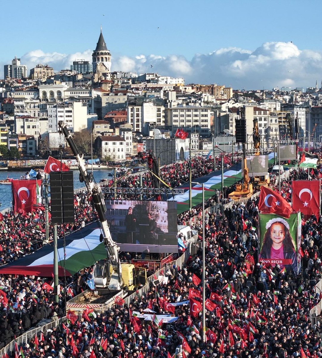 SerkanHaser's tweet photo. Gazze'nin sesi olmak için Galata Köprüsü'ndeydik.

Filistinli kardeşlerimize, onurlu direnişlerine selam olsun.

#GazzeÇağrısı
#JusticeForGaza https://t.co/BmyOFYkKHA