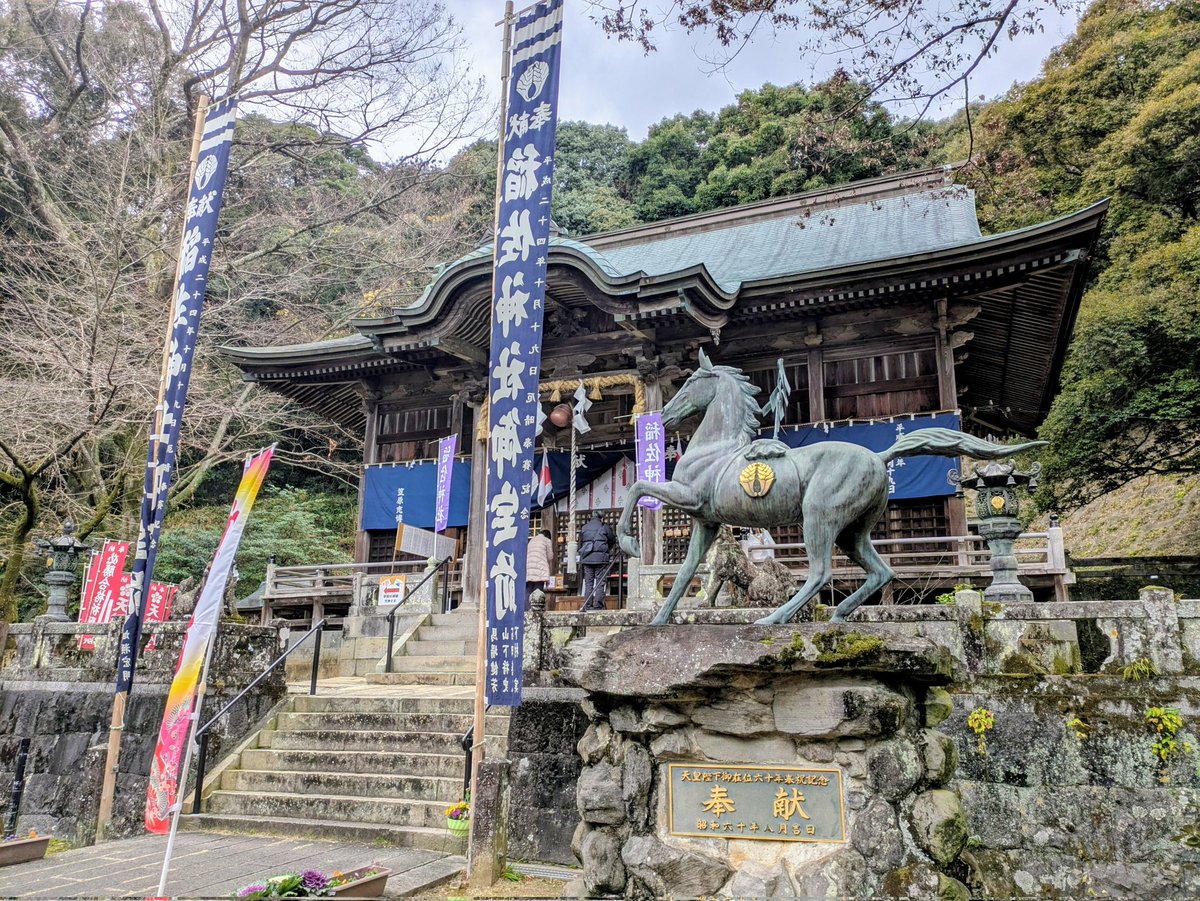 _morisoba_'s tweet photo. もうここ数年恒例になった、元日にいきなりステーキでお腹いっぱい食べてからその年にちなんだ神社で初詣..
この近辺だと祐徳か久留米の篠山神社がメインだろうけど多そうなので白石町にある稲佐神社に行ったけど石畳の参道が地味に長くて傾斜もあってキツかった https://t.co/CfIkgE99tL