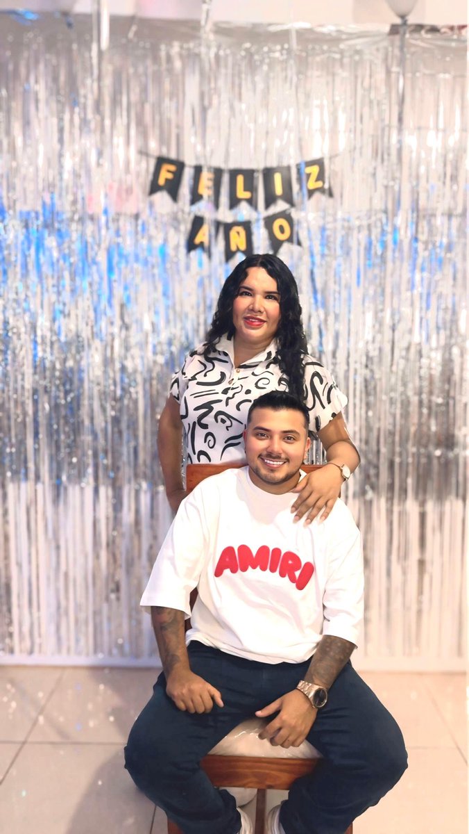 🎉🎊🍾¡Feliz Año Nuevo!

Que la Salud sea tu roble fuerte,
que el Dinero no te falte en tu mesa,
Y que el Amor sea el tesoro
que siempre aleje cualquier tristeza.

¡Que cada día sea un nuevo comienzo lleno de bendiciones!

¡Feliz 2026!
Te deseamos la familia Rodríguez Elías