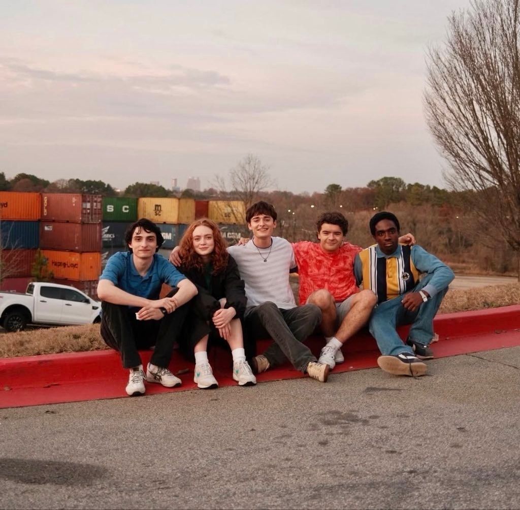 StrangerNews11's tweet image. OVER AND OUT #StrangerThings5