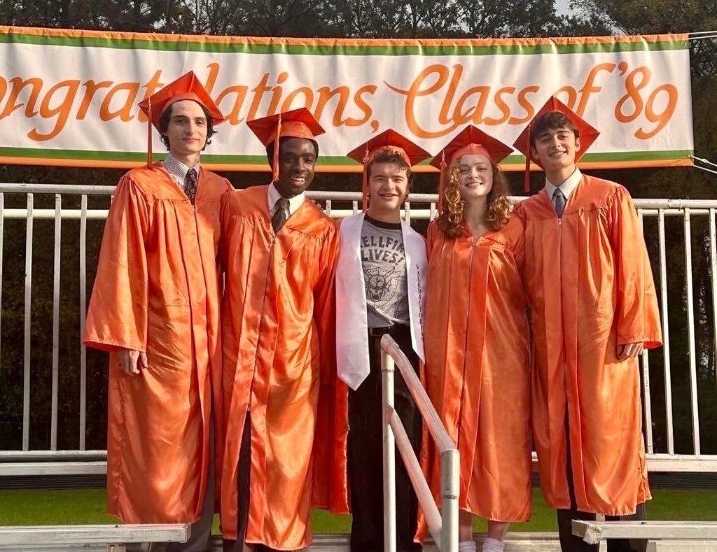 StrangerNews11's tweet image. OVER AND OUT #StrangerThings5