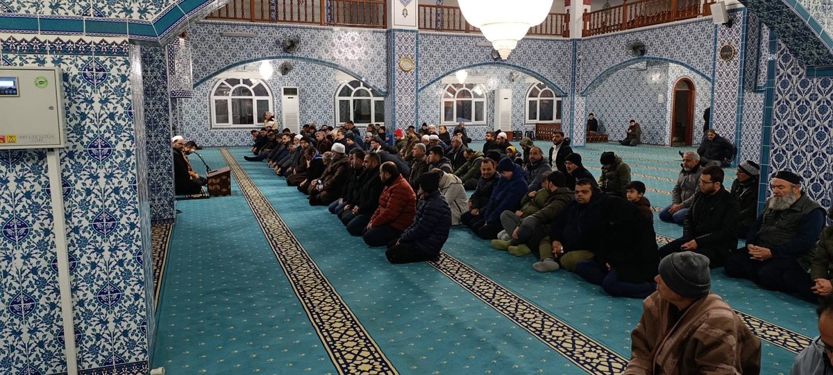 Yeni bir yıla eğlenceyle değil, secdeyle girdik.
Yeni bir sabaha, yeni bir güne;
“Yeni bir nefes bahşedene, sabahın Rabbine hamdolsun” diyerek ulaştık.

Gençlerimizle, büyüklerimizle, imamlarımızla, öğretmenlerimizle…
Aynı safta, aynı niyette, aynı duada buluştuk.