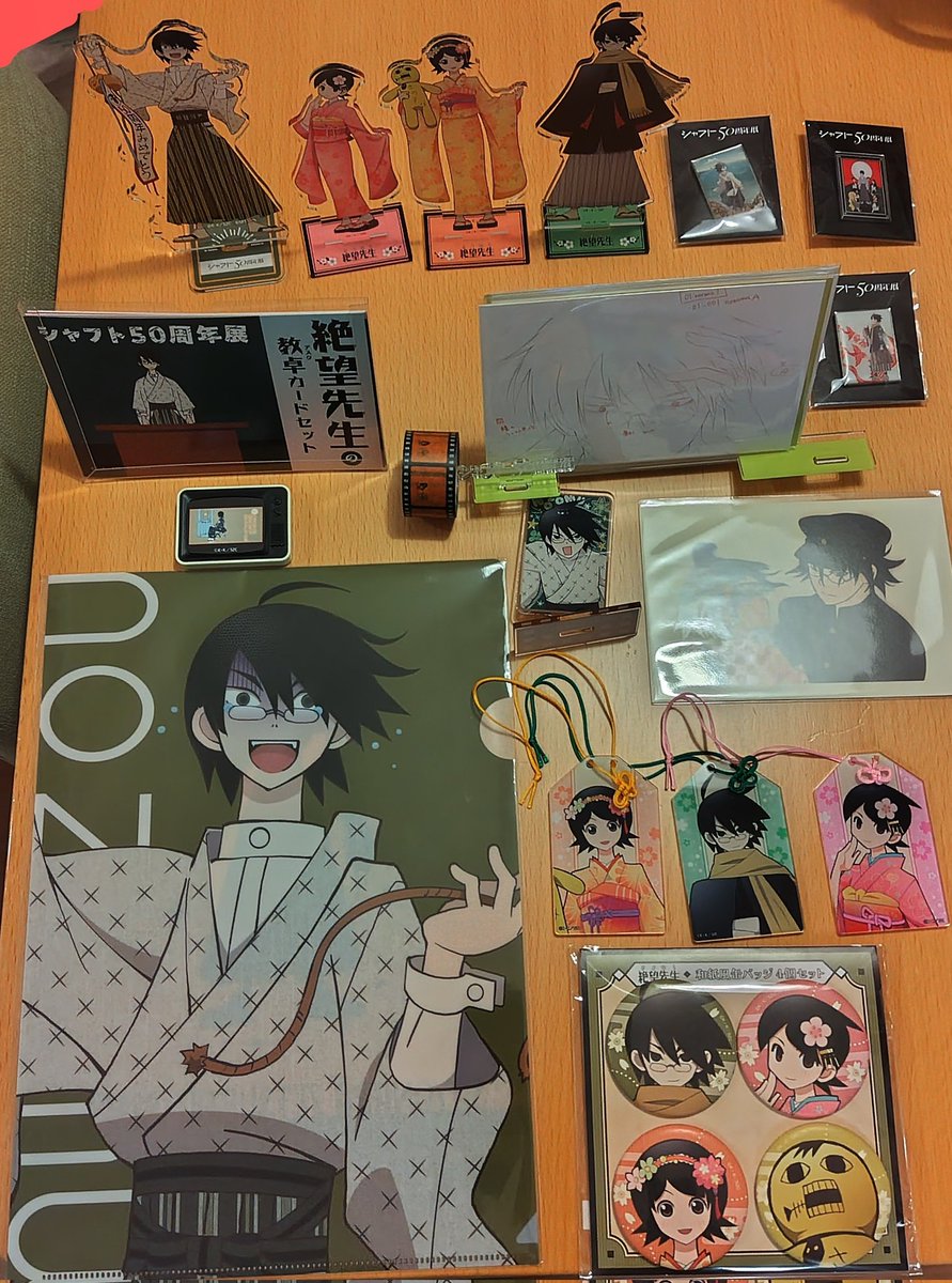 シャフト展の絶望先生グッズを家で並べてみました。ところで缶バッジの