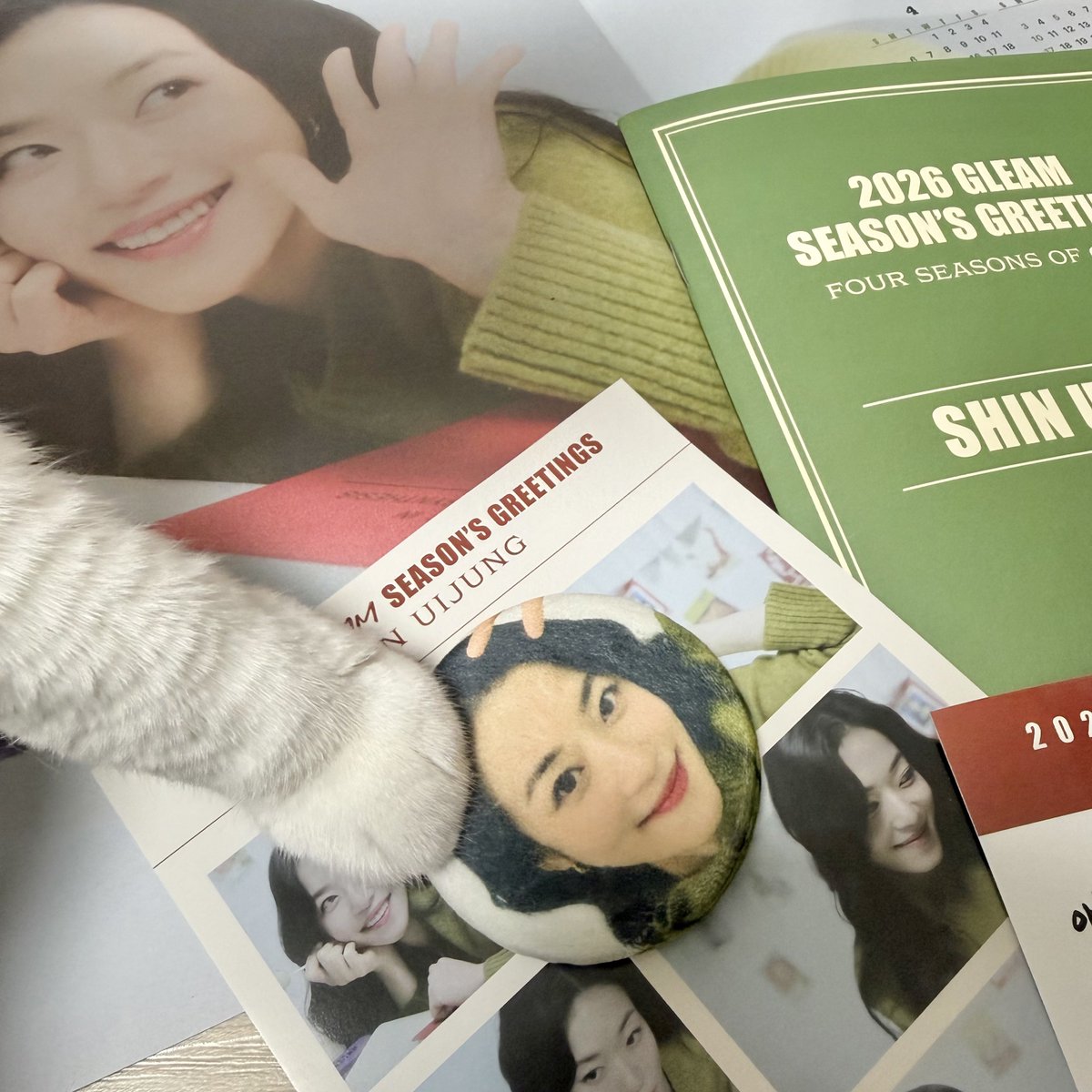 저두 시즌그리팅 받아왔어용../// 완조니 내가 사랑한 올리브.. 멜론.. 그 머냐 셜머딘 그런거세요..♡
2026년도 글리미님들 덕분에 너무 든든하고 감동심해.. 나 글림 없으면 못살아 삶의 영위가 힘들어

우리집 고양이두
말랑강아지쫀득볼 이거 마음에든대요🥝

#글림시즌그리팅 #글림시즌그리팅후기