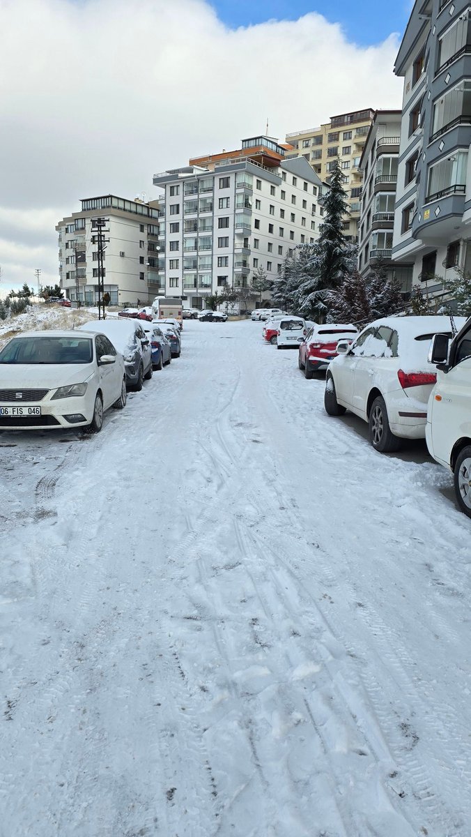 Ara sokaklardan arabalarımızı çıkaramıyoruz buraları ne zaman temizlemeyi düşünüyorsunuz buz pistine dönmesini bekliyoruz? <a href="/cankayabelediye/">Çankaya Belediyesi</a>