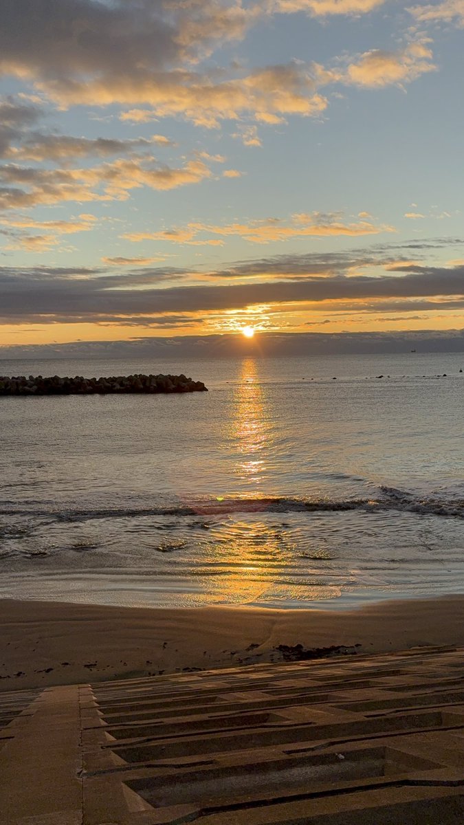 あけましておめでとうございます！
今年は去年よりももっともっと知らないものにたくさん触れていく年にしたいです！
初日の出綺麗でした！