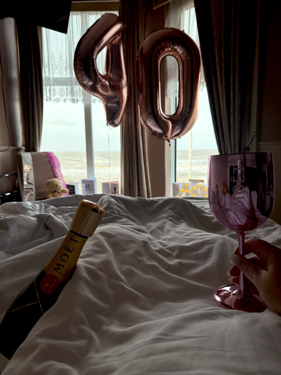 ShineBrightJill's tweet image. Starting 2026 the way 2025 ended… with a #MoëtMoment! 🥂🍾😉🏩🌊 #LivingTheDream 😜 #NewYear #Still40AndFabulous 🎉🎊🎈