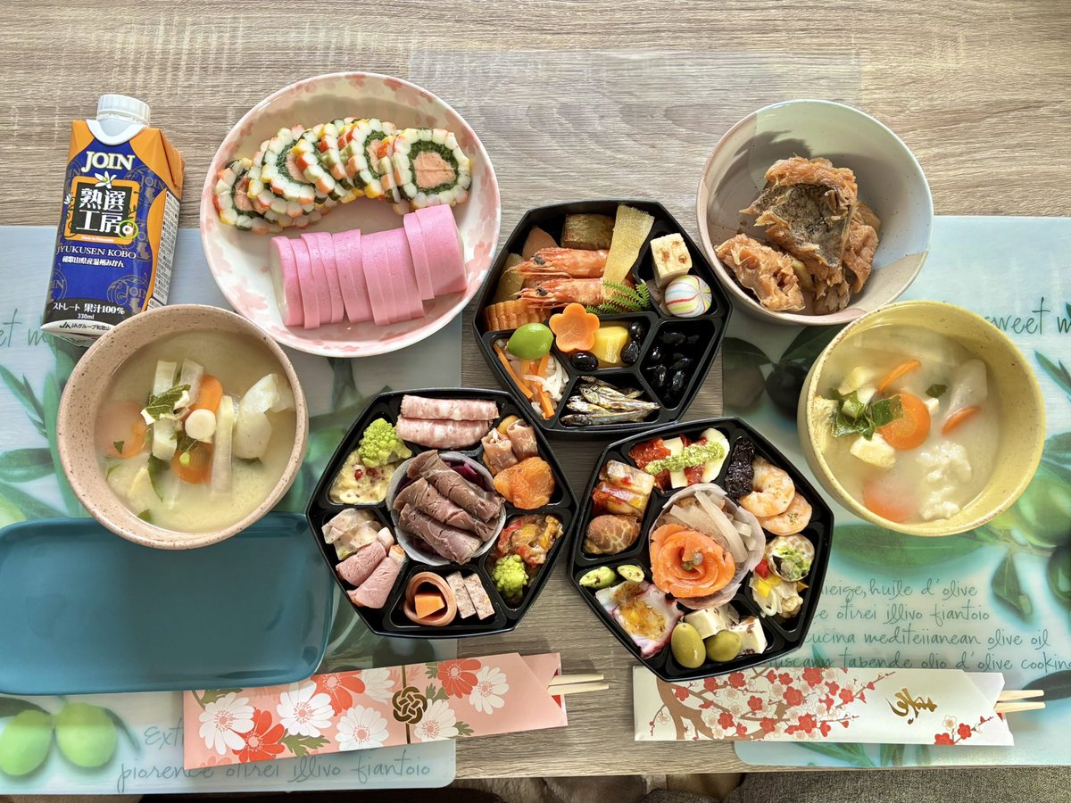 morbidolce's tweet photo. 昨年に引き続きなあんにもしてない（その上今年は頑張って準備してくれた旦那に文句言って怒られた…）おせちです

今年もよろしくお願いします！！ https://t.co/qTObsyeXSK