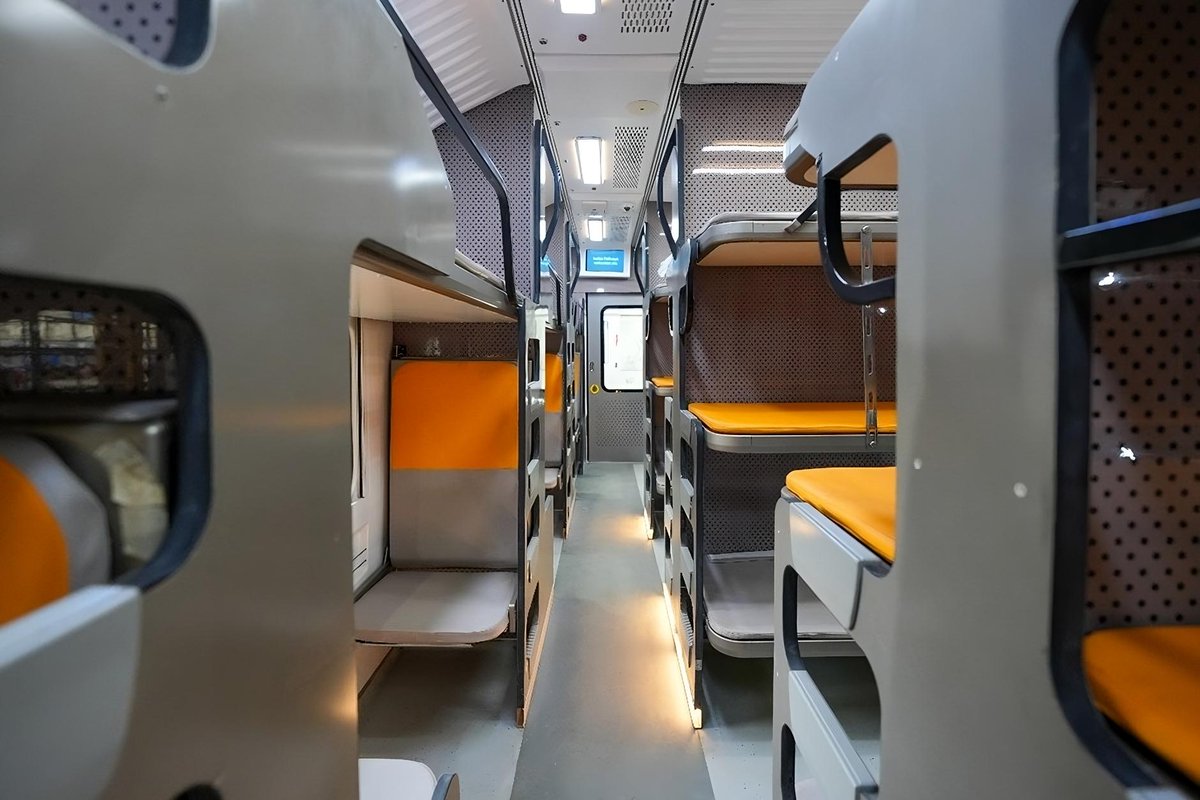 mNachiketA77's tweet photo. 🚨 BREAKING: Kolkata–Guwahati to get India's FIRST Vande Bharat Sleeper train 🇮🇳🚆

 PM Narendra Modi to flag it off in the coming days

Train details
🔹 16 coaches
🔹 11× AC 3, 4× AC 2, 1× AC 1
🔹 Fare:
  • AC 3 – ₹2,300
  • AC 2 – ₹3,000
  • AC 1 – ₹3,600
#VandeBharat https://t.co/8QROdiMnsZ